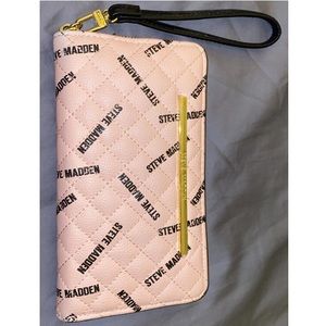 FiNAL SALE Steve Madden Wristlet